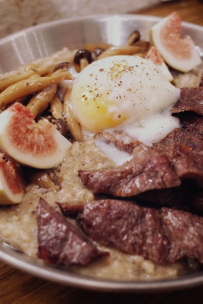 White ceramic plate of the cooked food
